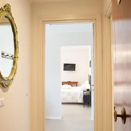 Antica Piazzetta Apartment *